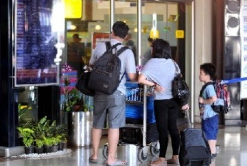 Satu keluarga pemudik saat memasuki ruang tunggu Terminal 2 Bandara Soekarno Hatta, Tangerang, Banten, Sabtu (27/8). 