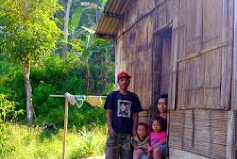 Satu keluarga warga Desa Golo Ndele, Maggarai TImur, NTT