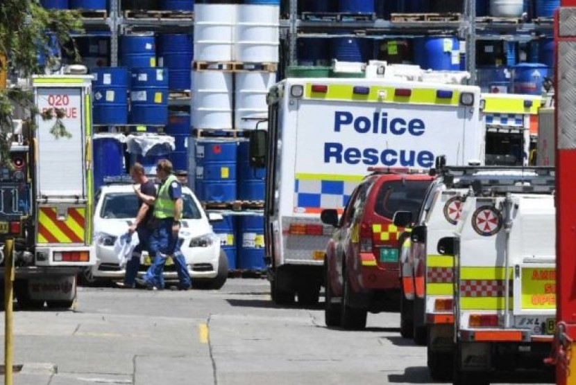 Satu orang tewas dan dua lainnya dirawat di rumah sakit setelah kecelakaan industri membuat mereka terjebak dalam tong tinta di sebuah pabrik manufaktur di barat Sydney.