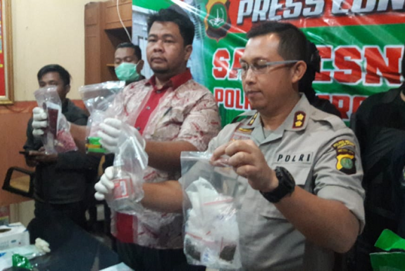 Satu pengedar narkoba kelas kakap kampung ambon ditangkap anggota polres metro jakarta pusat. Jumat (28/9).