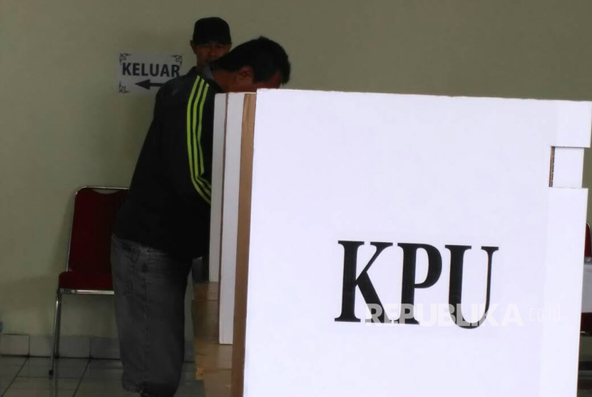 Satu persatu pemilih menyalurkan hak pilihnya di TPS 141 rusun Rawa Bebek, Jakarta Timur.