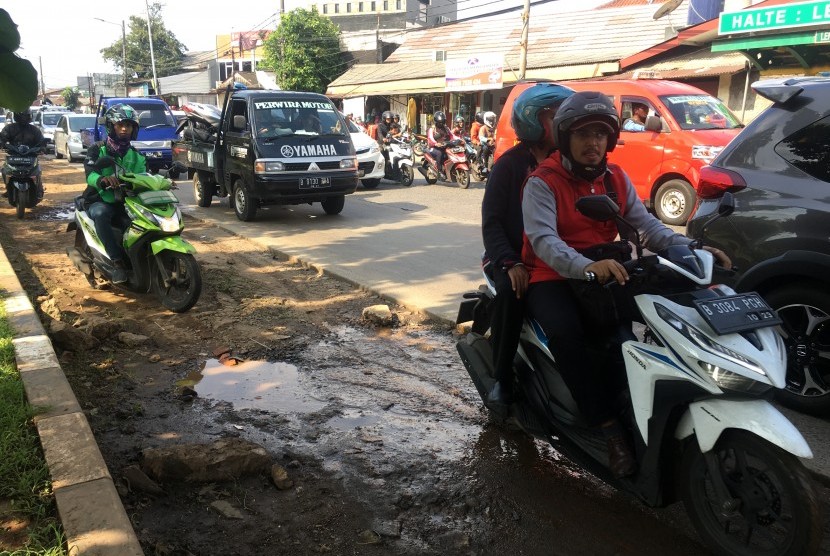 Satu ruas jalan yang rusak di Jalan Raya Lenteng Agung, Jakarta Selatan dibiarkan tanpa perbaikan.