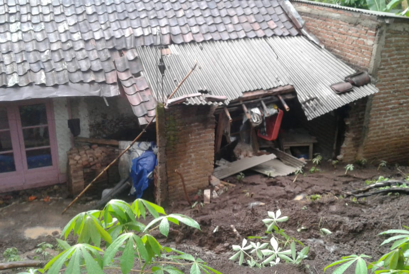 Satu rumah warga di Desa Karyamukti, Kecamatan Cibatu, Kabupaten Garut, rusak terdampak tanah longsor, Sabtu (25/1). 