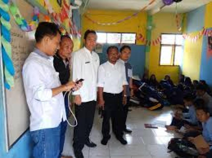 Satu-satunya madrasah negeri di Kota Depok yakni Madrasah Tsnawiyah (Mts) Negeri Depok di Kecamatan Cilodong, Kota Depok.