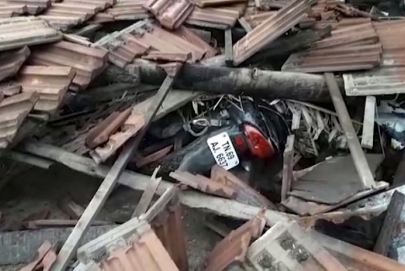 Satu sepeda motor tertimpa bangunan rumah akibat badai Topan Gaja yang melanda India