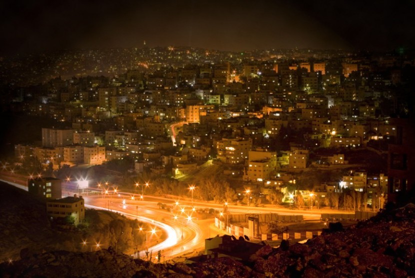 Satu sudut Kota Amman, Yordania di saat malam.