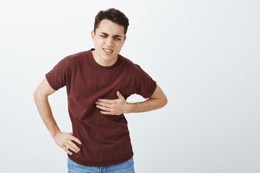 Nyeri dada (ilustrasi). Nyeri dada merupakan salah satu gejala serangan jantung. Selain itu, penderita juga bisa tampak pucat dan berkeringat.