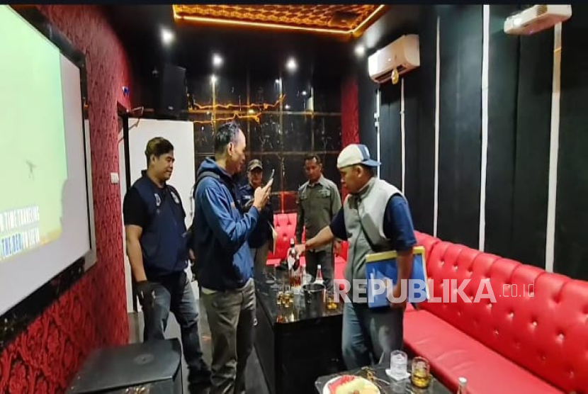 Satu tempat hiburan malam karaoke di Jalan Ciumbuleuit, Kota Bandung disegel oleh jajaran Satpol PP Kota Bandung dan Kodam III Siliwangi karena beroperasi saat bulan puasa Ramadan, Rabu (19/3/2025) dini hari. 