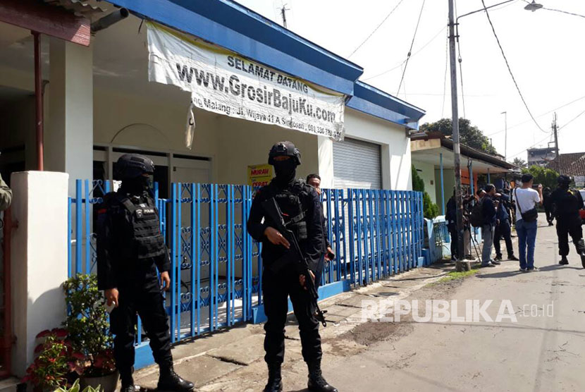 Satu terduga teroris jaringan ISIS Abu Jandal ditangkap Kepolisian Kabupaten Malang bersama Densus 88 di  Jalan Wijaya Singosari, Pagetan, Kabupaten Malang, Jawa Timur Nomor 11A, Senin (19/6).  