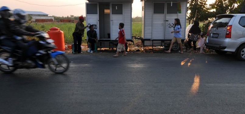 Satu toilet darurat berada di jalur alternatif Ketanggungan, Brebes, Jawa Tengah, Sabtu (3/9). Dengan tarif Rp 2.000 sekali masuk. (republika/Wihdan Hidayat)