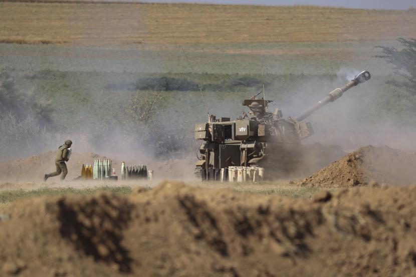  Satu unit artileri Israel menembak ke arah sasaran di Jalur Gaza, di perbatasan Gaza Israel, Sabtu, 15 Mei 2021.