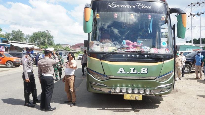 Satu unit bus ALS jurusan Jakarta-Medan disuruh memutar balik ketika hendak masuk kawasan Pembatasan Sosial Berskala Besar (PSBB) Sumatera Barat, di Sungai Rumbai, Kabupaten Dharmasraya, Rabu (29/4)