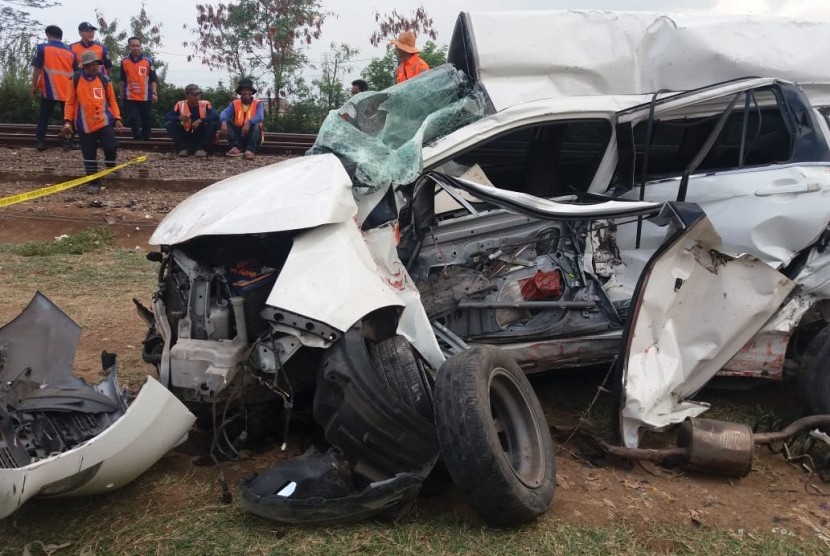 Kecelakaan mobil akibat tertabrak kereta (ilustrasi). Manajer Humas PT KAI Daop 8 Surabaya, Luqman Arif mengonfirmasi terjadinya kecelakaan Kereta Api (KA) Blambangan Ekspres yang menabrak mobil