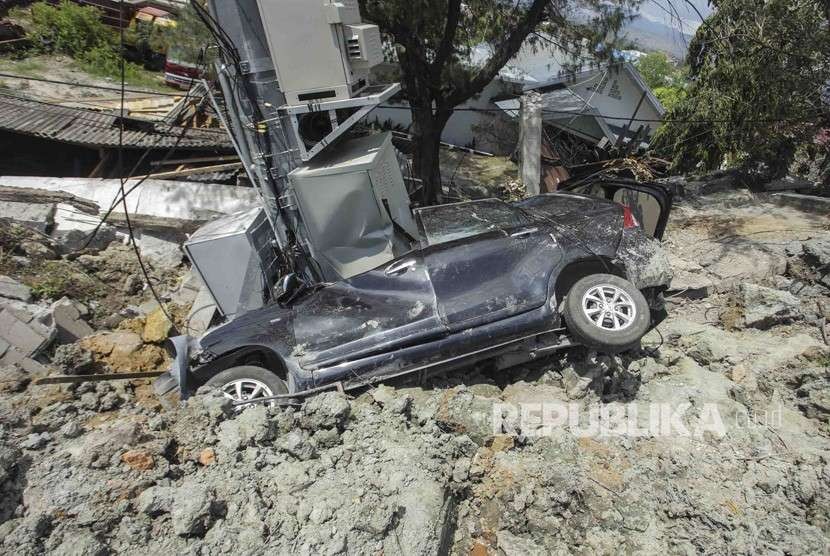 Satu unit kendaraan tertimbun akibat gempa 7,4 pada skala richter (SR), di kawasan Kampung Petobo, Palu, Sulawesi Tengah, Selasa (2/10). 