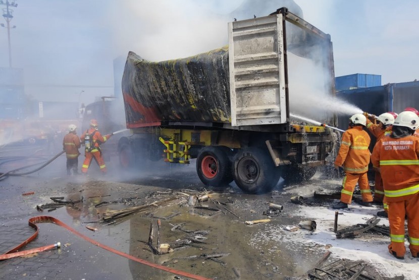 Satu unit kontainer milik PT Tanto Inti Line, terbakar di Depo PT. Tanto, Jalan Tanjung Tembaga Surabaya, Jumat (20/12). 