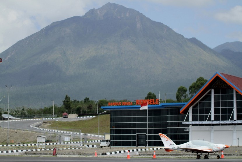 Satu unit pesawat parkir di Bandara Rembele, Kabupaten Bener Meriah, Aceh.
