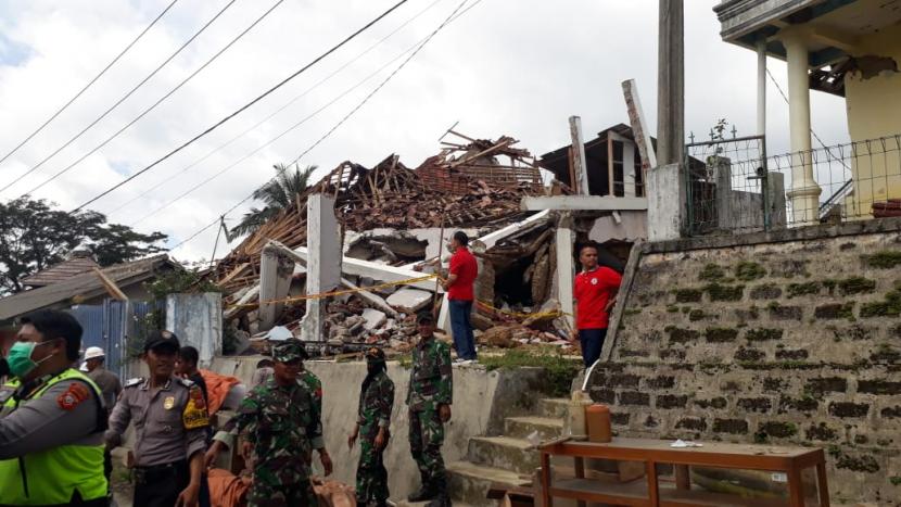 Satu unit rumah roboh di Kampung Nangerang, Desa Pulosari, Kecamatan Kalapanunggal, Kabupaten Sukabumi akibat gempa pada Selasa (10/3) sore lalu, dan petugas gabungan melakukan evakuasi puing pada Rabu (11/3).(Republika/Riga Nurul Iman)