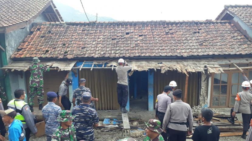 Satu unit rumah roboh di Kampung Nangerang, Desa Pulosari, Kecamatan Kalapanunggal, Kabupaten Sukabumi akibat gempa pada Selasa (10/3) sore lalu, dan petugas gabungan melakukan ebakuasi puing pada Rabu (11/3)(Republika/Riga Nurul Iman)