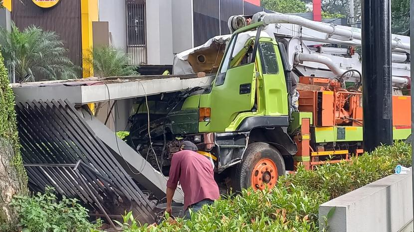 Satu unit truk menabrak tiang listrik dan pos satpam di halaman sebuah restoran di Jalan Setiabudi, Kota Bandung, Selasa (9/7/2024) pagi. Akibatnya, pengemudi tewas dan dua orang penumpang mengalami luka berat. 