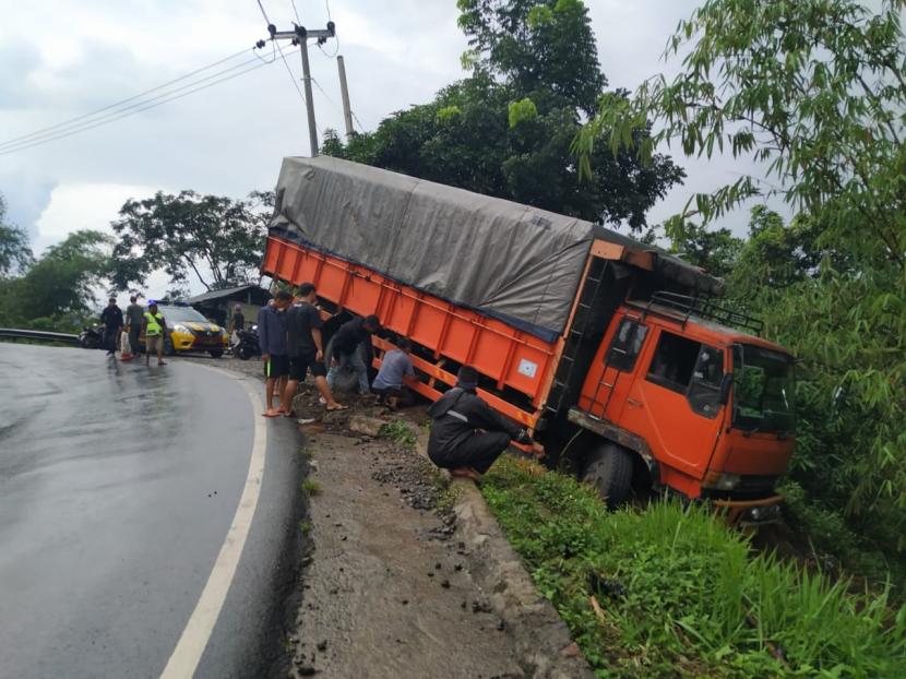 Satu unit truk mengalami kecelakaan di Jalur Gentong, Kabupaten Tasikmalaya, Jumat (25/12). 