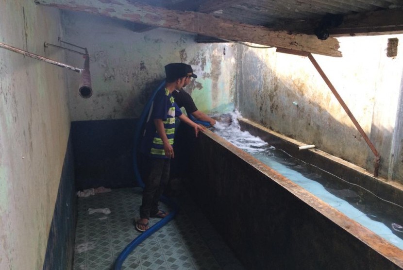 Satu unit Water Cannon milik Polres Tasikmalaya Kota dikerahkan untuk mendistribusikan air bersih di Pondok Pesantren Miftahul Huda, Kecamatan Manonjaya, Kabupaten Tasikmalaya, Rabu (28/8). 