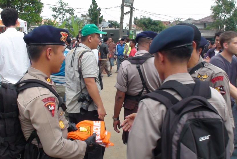 Satuan Kepolisian melakukan persiapan evakuasi korban Sukhoi di kawasan posko Cijeruk, Sukabumi, Jumat (5/11). (ROL)