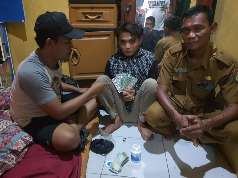 Satuan Narkoba Polres Indramayu menangkap seorang tersangka (tengah) pengedar obat sediaan farmasi tanpa izin.