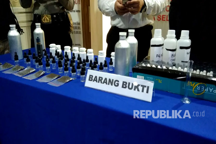 Satuan Narkoba Polres Jakarta Selatan Amankan ratusan botol cairan vape mengandung ganja, Selasa (21/3). 