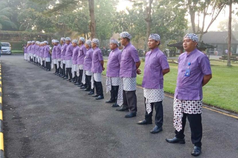 Satuan pengamanan Taman Wisata Candi Borobudur di Kabupaten Magelang, Jawa Tengah, kini memakai pakaian seragam bernuansa Jawa.