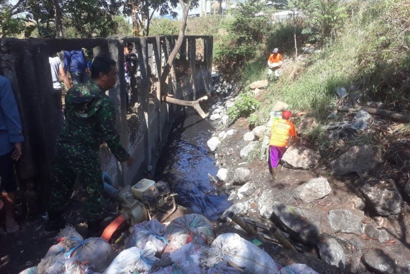 Satuan Petugas (Satgas) Citarum Harum Sektor 7 menutup saluran limbah siluman milik PT MCAB yang mengelola IPAL Terpadu diduga dibuang ke sungai Citarum, Senin (23/7) di Cisirung, Desa Pasawahan, Dayeuhkolot, Kabupaten Bandung.