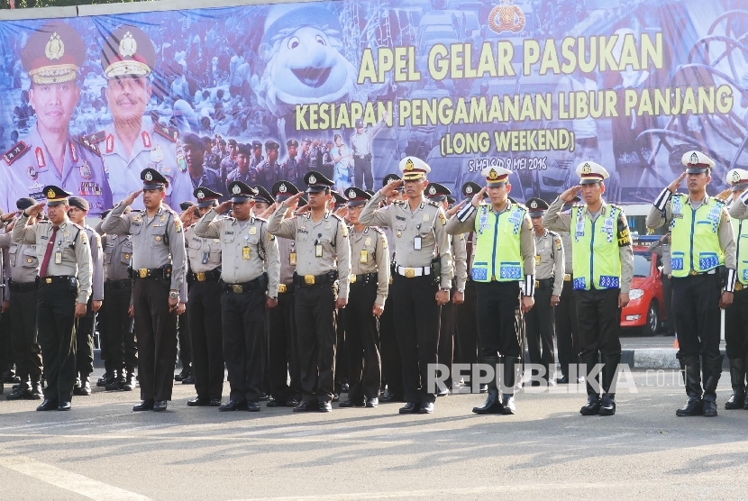   Satuan Polisi Lalu lintas nampak ikut ambil bagian pada Apel Gelar Pasukan Kesiapan Pengamanan Libur Panjang (Long Weekend), di Polda Metro Jaya, Rabu (4/5). (Republika/Darmawan)
