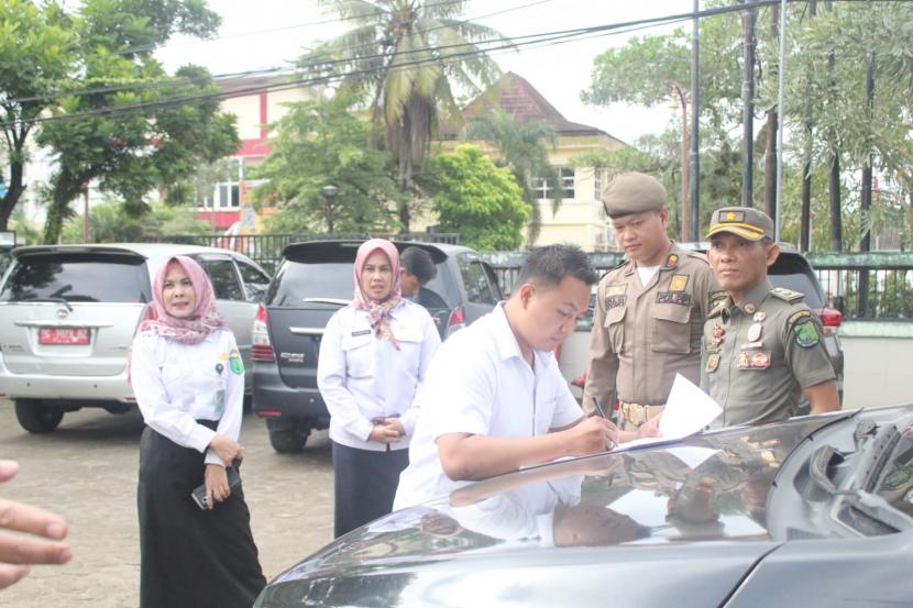 Satuan Polisi Pamong Praja Kabupaten Musi Banyuasin (Satpol PP Muba) melakukan razia stiker di kendaraan dinas dengan mendatangi seluruh OPD di lingkungan Pemkab Muba, Rabu (18/1/2022).