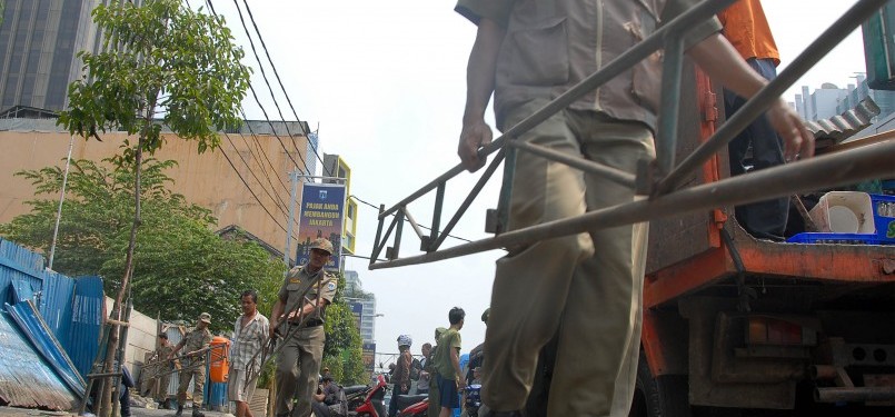 Satuan Polisi Pamong Praja (Satpol PP) di di kawasan kuliner Jl Sabang, Jakarta Pusat, Senin (12/9). Penertiban yang dilakukan dari Jl Sabang hingga Raden Saleh. (Republika/Agung Supriyanto)