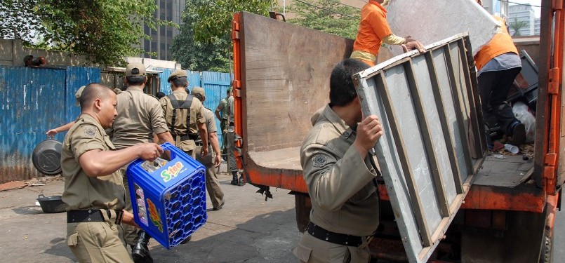 Satuan Polisi Pamong Praja (Satpol PP) di di kawasan kuliner Jl Sabang, Jakarta Pusat, Senin (12/9). Penertiban yang dilakukan dari Jl Sabang hingga Raden Saleh. (Republika/Agung Supriyanto)