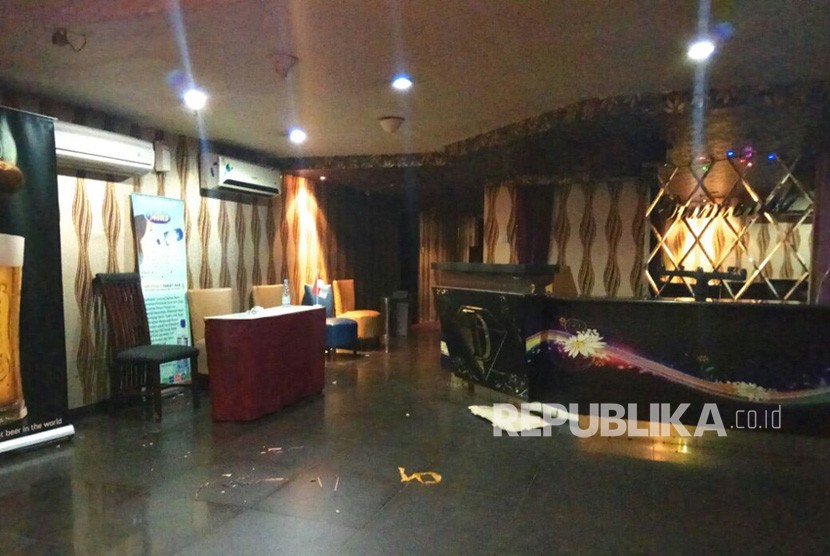 Satpol PP DKI Jakarta menutup permanen Diamond Club and Karaoke, Tamansari, Jakarta Barat, Kamis (16/11) malam.