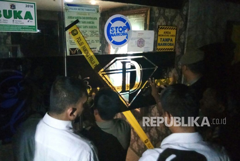 Satuan Polisi Pamong Praja (Satpol PP) DKI Jakarta menutup permanen Diamond Club and Karaoke, Tamansari, Jakarta Barat, Kamis (16/11) malam.