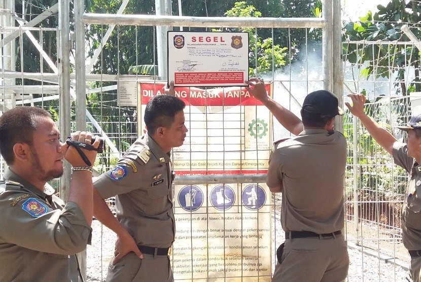 Satuan Polisi Pamong Praja (Satpol PP) Kabupaten Bandung menyegel tower telekomunikasi seluler tak berizin di Kampung Citereup RT 05 RW 02, Desa Neglasari, Kecamatan Banjaran, Kabupaten Bandung, Senin (13/3).