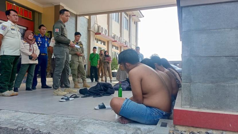 Satuan Polisi Pamong Praja (Satpol PP) mengamankan sejumlah pemuda yang tengah menenggak miras di minuman keras (miras).