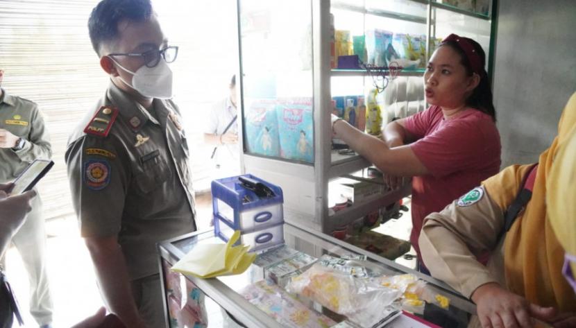 Satuan Polisi Pamong Praja (Satpol PP) Kabupaten Tangerang melakukan penindakan terhadap toko-toko kosmetik yang menjual obat-obatan tidak berizin di berbagai titik di Kabupaten Tangerang, Banten. Dalam penindakan tersebut, puluhan toko kosmetik dan obat ditutup. 