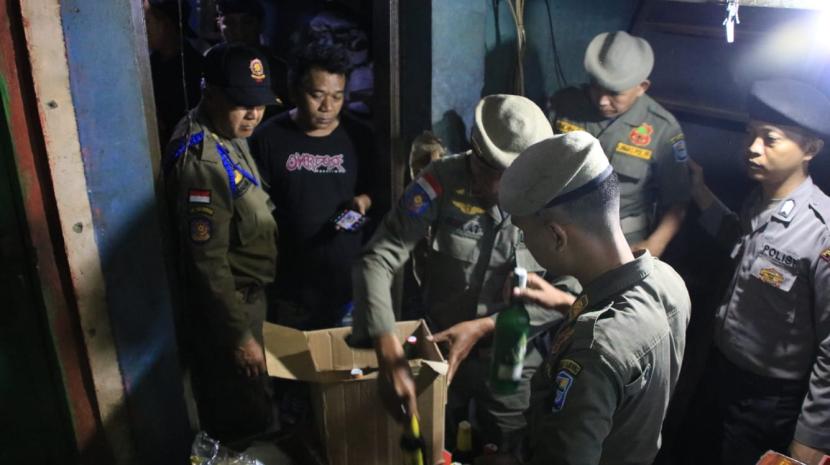 Satuan Polisi Pamong Praja (Satpol PP) Kota Bandung mengamankan ratusan botol minuman beralkohol