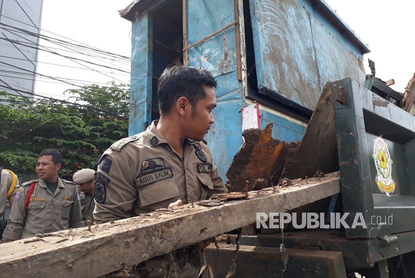 Satuan Polisi Pamong Praja (Satpol PP) Kota Tangerang Selatan menertibkan PKL.