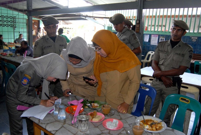 Satuan Polisi Pamong Praja (Satpol PP) mencatat identitas (KTP) dua orang PNS (kanan) yang terjaring saat razia disiplin (ilustrasi) 