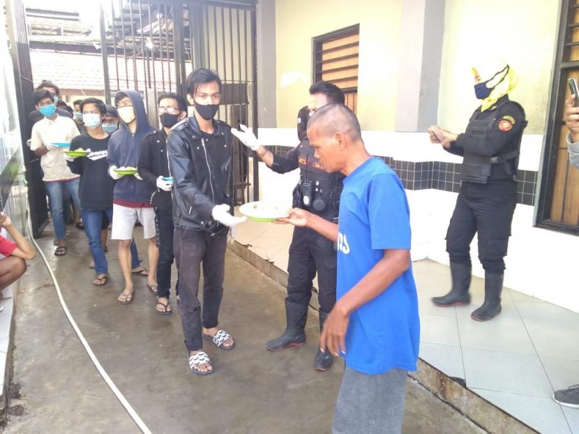 [Ilustrasi] Satuan Polisi (Satpol) Pamong Praja (PP) Kota Surabaya bersama jajaran kepolisian mengamankan 25 warga yang tidak mengenakan masker dan tak membawa kartu identitas diri.