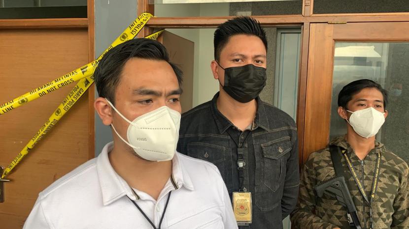 Satuan Reserse Kriminal Polres Metro Jakarta Barat (Jakbar) melakukan olah Tempat Kejadian Perkara (TKP) pemukulan dokter perempuan berinisial RL di Hotel Bamboo Inn, Palmerah, Jakbar, Ahad (20/12).