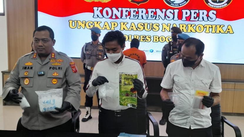 Satuan Reserse Narkoba Polres Bogor meringkus pria berinisial MAS karena telah menjual narkotika jenis sabu di wilayah Jabodetabek. Dari tangan pelaku, polisi juga menyita barang bukti 1,3 kilogram sabu.
