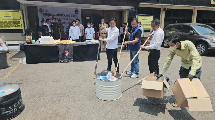 Satuan Reserse Narkoba Polrestabes Bandung bersama Kejaksaan Negeri Bandung melakukan pemusnahan ratusan ribu obat-obat keras terbatas di halaman kantor di Jalan Sukajadi, Kota Bandung, Senin (14/10/2024). 