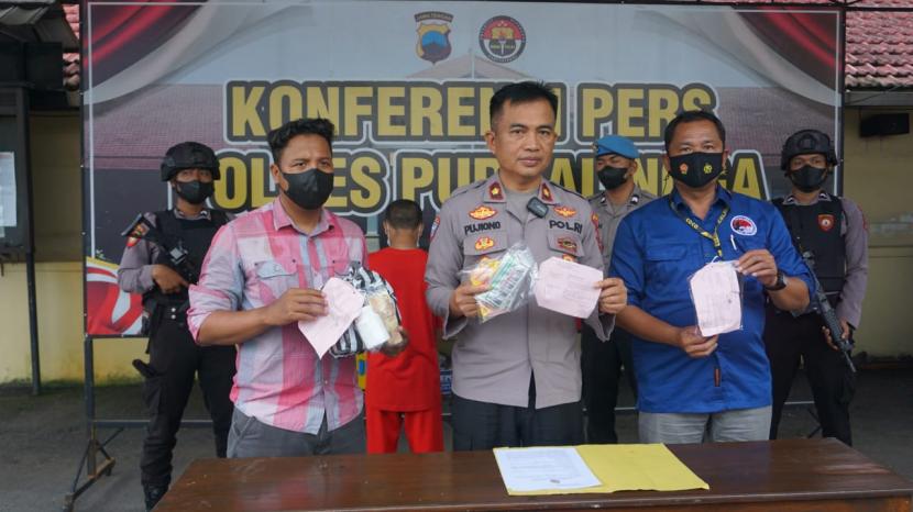 Satuan Reserse Narkoba (Satresnarkoba) Polres Purbalingga berhasil membekuk pengedar obat terlarang berinisial FB (24 tahun) warga Desa Tunjungmuli, Kecamatan Karangmoncol, Kabupaten Purbalingga. 