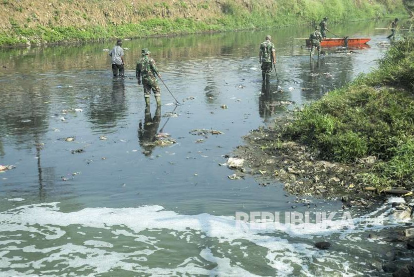 Satuan Tugas Citarum Harum melakukan pembersihan sungai Citarum, Kecamatan Bojongsoang, Kabupaten Bandung, Rabu (26/9).