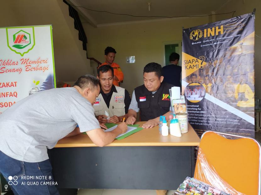 Satuan Tugas Kemanusiaan Pencegahan Covid-19 yang dibentuk oleh International Networking for Humanitarian (INH) mendistribusikan 1.000 hand sanitizer, masker, dan melakukan penyemprotan disinfektan di sejumlah wilayah di Jabodetabek, Ahad (22/3).