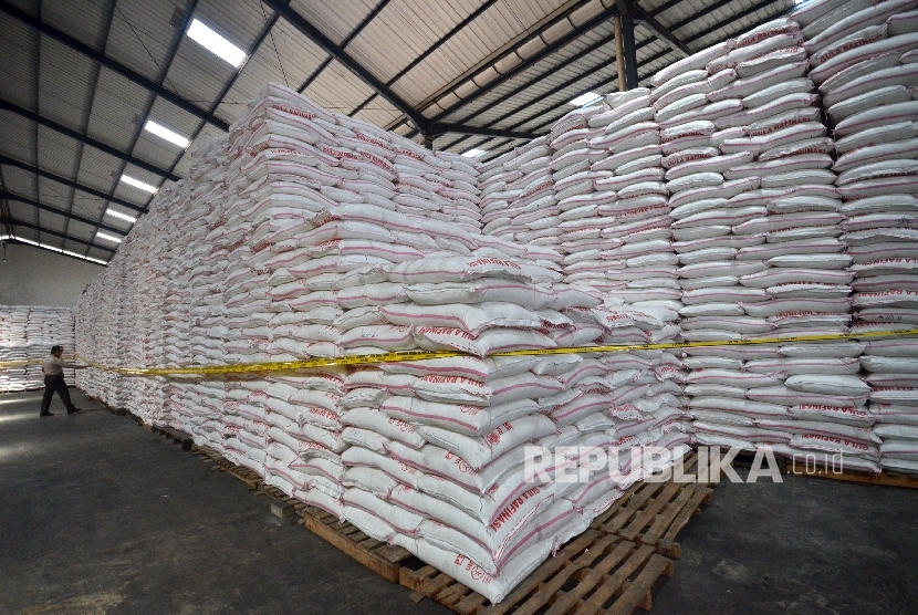Satuan Tugas Ketahanan Pangan Sulawesi Selatan memeriksa garis polisi yang terpasang di tumpukan gula rafinasi ilegal milik UD Benteng Baru, Makassar, Sulawesi Selatan (ilustrasi)